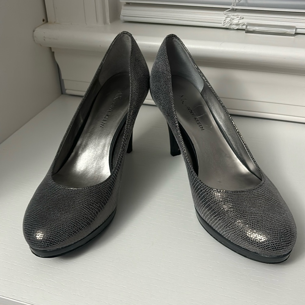Grey iridescent small platform pumps